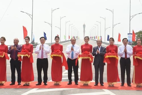 Thủ tướng cắt băng thông xe cầu Cửa Hội nối Nghệ An – Hà Tĩnh