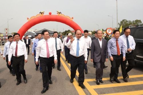Thông xe cầu Cửa Hội bắc qua sông Lam