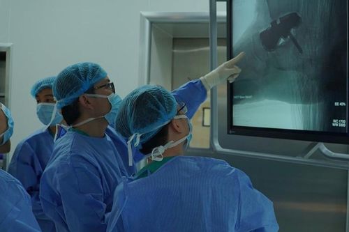 Lần đầu tiên thay xương khớp vùng cổ chân bằng vật liệu nhân tạo