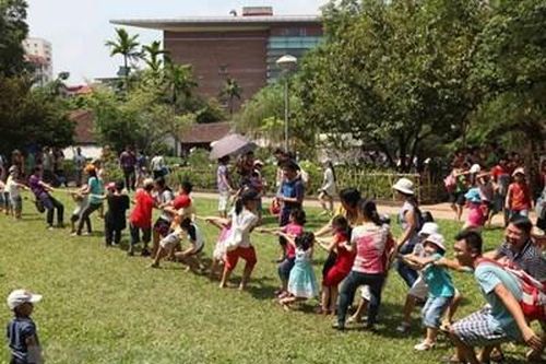 CHƠI VỚI TRẺ NHỎ