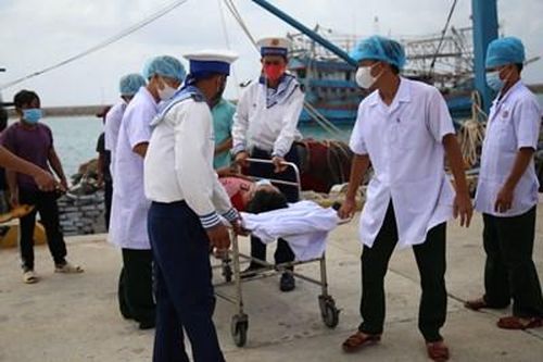 Quân y đảo Trường Sa cấp cứu ngư dân viêm ruột thừa cấp