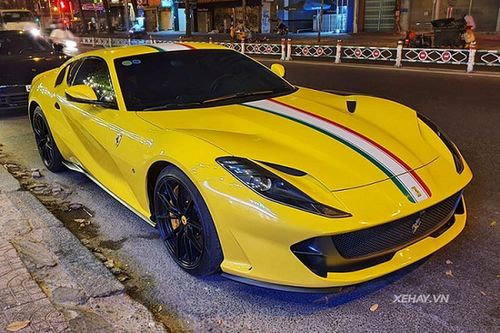 Siêu xe Ferrari 812 Superfast hơn 27 tỷ 'thay áo mới' tại Sài Gòn