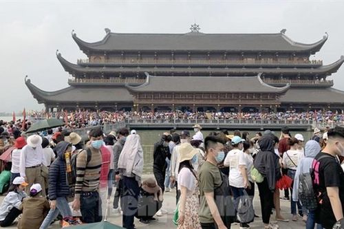 'Biển người' chen chân đi lễ chùa Tam Chúc - Hà Nam