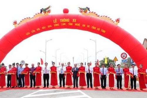 Thủ tướng Chính phủ cắt băng thông xe cầu Cửa Hội