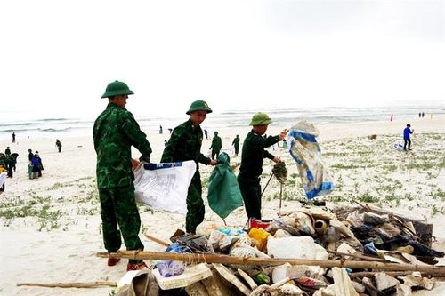 Tuổi trẻ BĐBP Quảng Bình chung tay làm sạch biển, bảo vệ môi trường