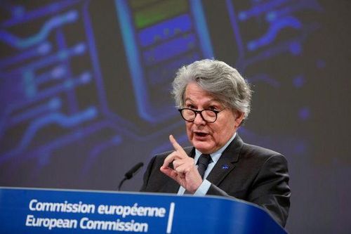 EU có thể dùng vắc xin COVID-19 của Pfizer, thay thế nguồn cung thiếu hụt của AstraZeneca