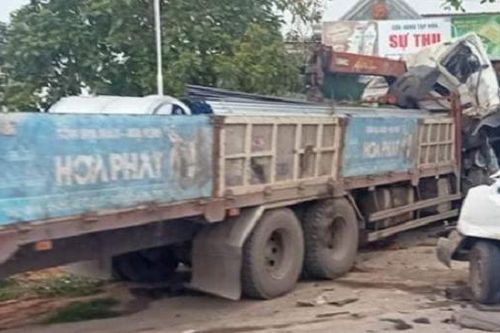 Tin giao thông đến sáng 14/3: Hai xe container đấu đầu, xe cẩu tông sập cửa hàng tạp hóa