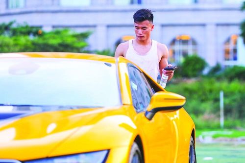 Thú chơi 'xế hộp' của cầu thủ Việt