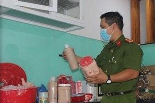 Mỹ phẩm 'hàng hiệu' được sản xuất... sau nhà