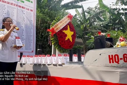 Vợ liệt sĩ Gạc Ma nghẹn ngào hát bài ca Trường Sa tưởng nhớ chồng và đồng đội