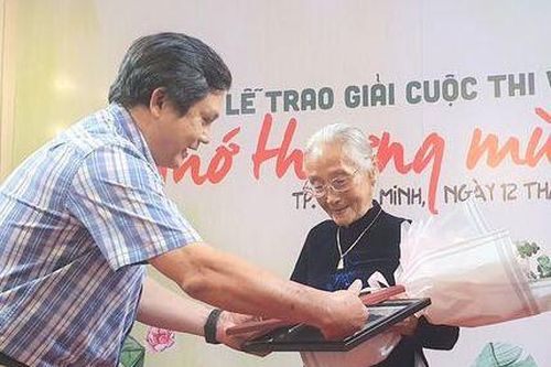 Cụ bà 90 tuổi lập 'cú đúp' giải thưởng trong cuộc thi viết tản văn 'Nhớ thương mùi Tết'