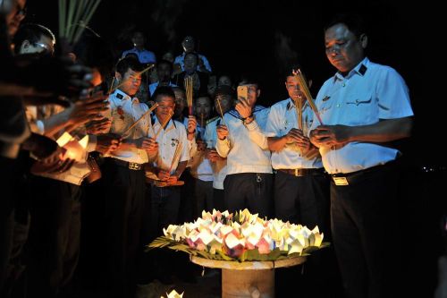 Thả hoa đăng tri ân, tưởng niệm những liệt sĩ Gạc Ma