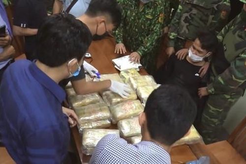 Nam thanh niên dùng xe máy chở cả bao tải ma túy đi giao