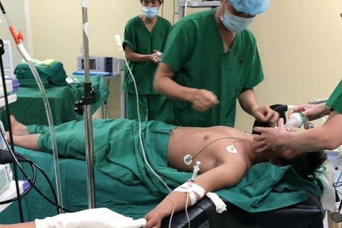 Cứu sống người đàn ông bị con cá sống 'chui' vào họng