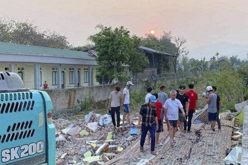 Người đàn ông bị tường công trình đổ đè tử vong