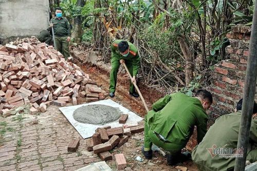 Công an chính quy về xã, xắn tay sửa nhà giúp dân ở Hà Nội