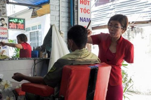 Thợ cắt tóc nữ 1 tay ở TP. HCM được Reuters ca ngợi