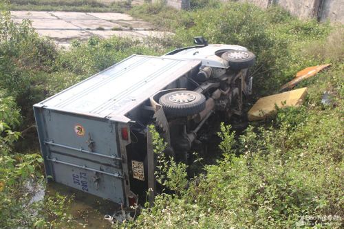 Xe tải lao xuống cánh đồng muối, tài xế phá cửa thoát ra ngoài