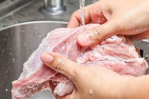 Sai lầm khi rửa thịt phần lớn người Việt đang mắc dễ gây hại cho sức khỏe