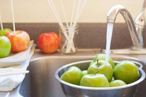 2 cách rửa táo chuẩn khoa học có thể loại bỏ thuốc trừ sâu ngoài vỏ, trước sau gì cũng có lúc cần đến