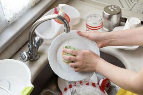 Đổ nước rửa chén trực tiếp lên bát đĩa: Sai lầm tai hại mà bà nội trợ nào cũng mắc phải