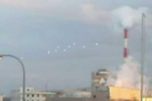 Sửng sốt xem 10 UFO 'nhảy múa' trên bầu trời Osaka, Nhật Bản