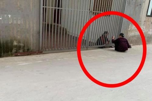 Hai cụ bà đưa bánh cho nhau qua khung cửa sắt, sự thật phía sau càng khiến dân mạng bất ngờ