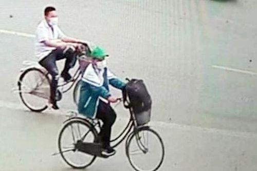 Cậu bé 11 tuổi đạp xe 140km vào Thanh Hóa: 'Lúc chia tay, 2 bà cháu ôm nhau khóc, thương quá!'