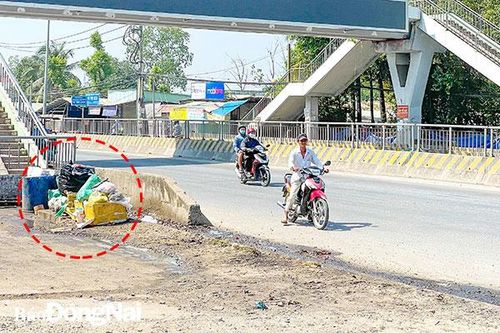 Tập kết rác ngay chân cầu vượt