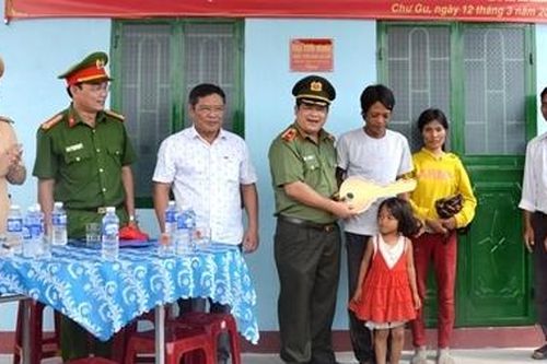 Trao tặng nhà tình nghĩa cho gia đình có hoàn cảnh khó khăn