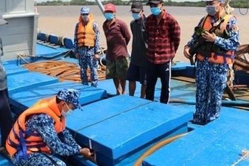Tàu cá hoán cải thành tàu chở dầu DO số lượng lớn trên biển