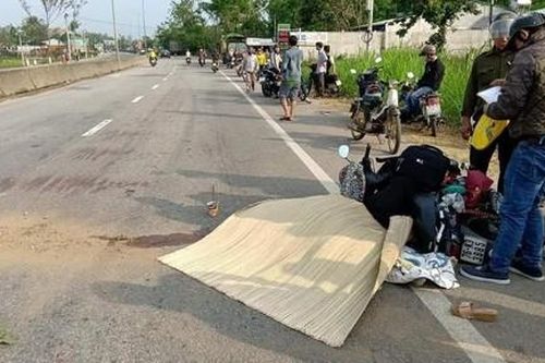 Quay lại nhặt mũ bảo hiểm, người phụ nữ bị xe tải tông tử vong