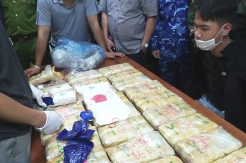 Bắt đối tượng chạy xe máy chở 1 bao tải ma túy từ khu vực biên giới về xuôi