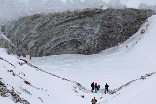 Sông băng siêu thực trên độ cao 3.500m ở Kazakhstan