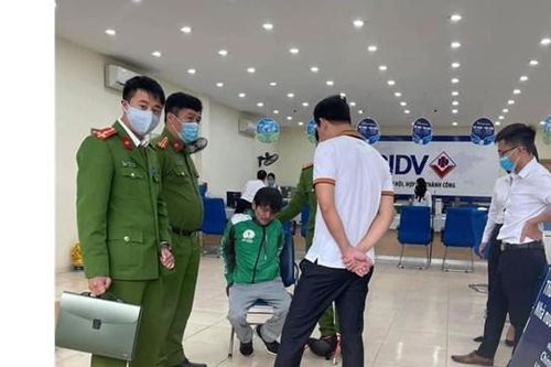 Hà Nội: Người đàn ông mặc đồng phục Grab xông vào cướp ngân hàng BIDV