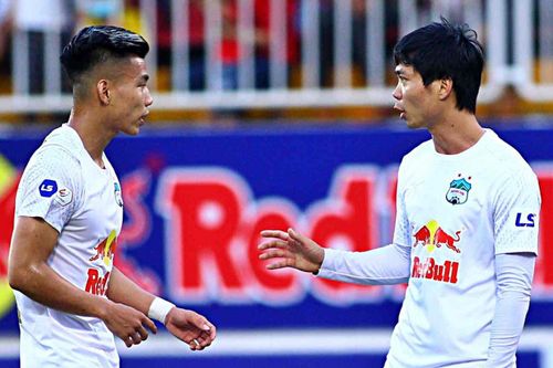 Văn Thanh bị Công Phượng nhắc nhở vì mắc lỗi