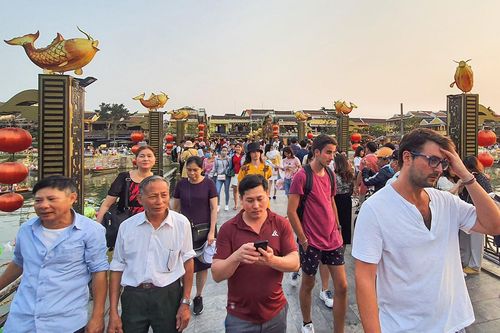 Hội An kín du khách ngày cuối tuần