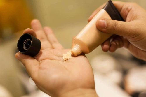 Mẹo dùng kem nền đến giọt cuối cùng