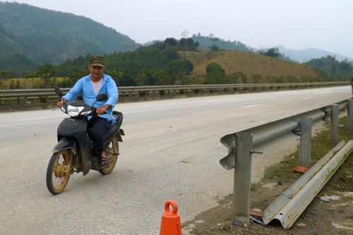 Đường gom cao tốc Nội Bài - Lào Cai làm 7 năm chưa xong