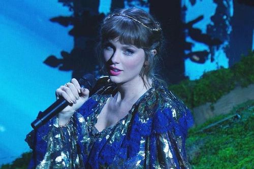 Taylor Swift hát trên mái nhà, Cardi B mặc gợi cảm diễn tại Grammy
