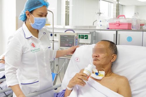 Người đàn ông bị hôn mê sâu trên giường khi đang ngủ