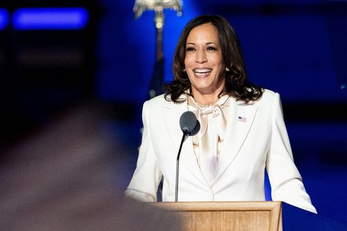 Những bộ đồ của bà Kamala Harris không đơn thuần là thời trang