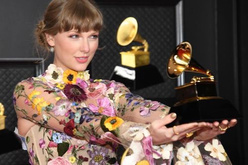 Taylor Swift bị rách váy hàng hiệu trên thảm đỏ Grammy 2021