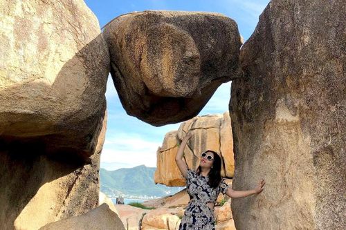 Nơi nào ở Nha Trang có tảng đá chênh vênh thu hút khách?