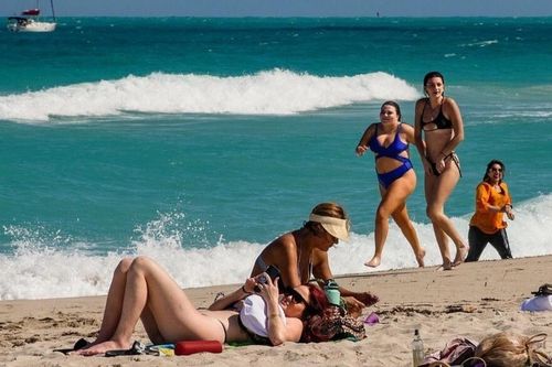 Người Mỹ thà tiệc tùng chung với Covid-19 hơn là ngồi nhà