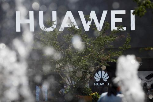 Bị Mỹ cấm vận, Huawei chuyển hướng sang khai mỏ, bán tấm pin mặt trời