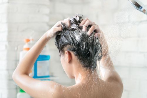 5 thói quen khiến tóc bạn nhanh bị bết dầu