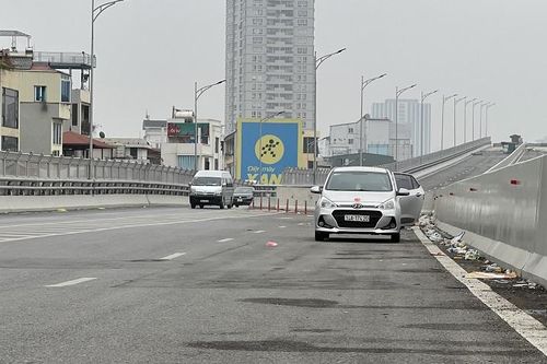 Dừng đỗ xe bừa bãi tại đường Vành đai 2 trên cao
