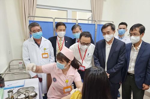 Hình ảnh 6 tình nguyện viên tiêm thử nghiệm vaccine Covivac phòng Covid-19 của Việt Nam