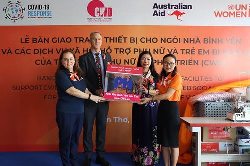 1,5 tỷ đồng trang thiết bị tặng các địa chỉ hỗ trợ phụ nữ, trẻ em
